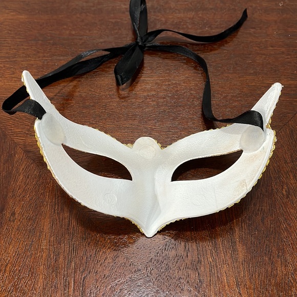 White Masquerade Mask - Picture 8 of 13
